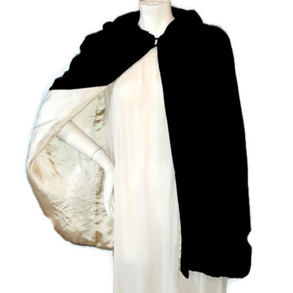 1930s True Deco Vintage Black Real Velvet Shorter Evening Cape With A Hood - Picture 9 of 15